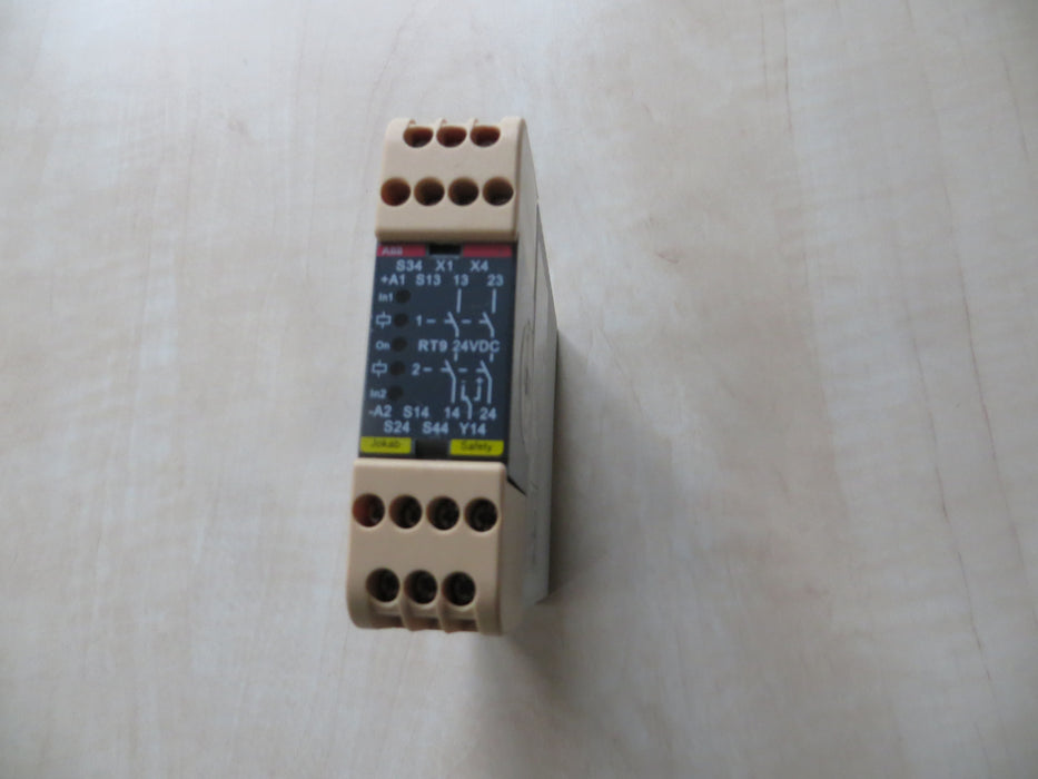 ABB 1SVR430720R0500 "Temperature Monitoring Relay"