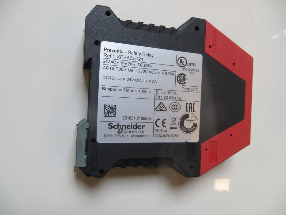Schneider Electric XPS-AC5121 "Safety relay"